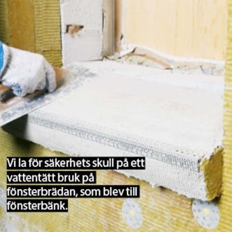 Isolera utvändigt: Grundputsbruket fördelas på fönsterbrädan Isolera utvändigt: Grundputsbruket fördelas på fönsterbrädan